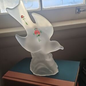 L.E.SMITH Frosted Satin Glass Bird In Flight Figurine. 9.5" Tall